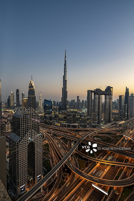 日落时分迪拜的城市天际线图片素材