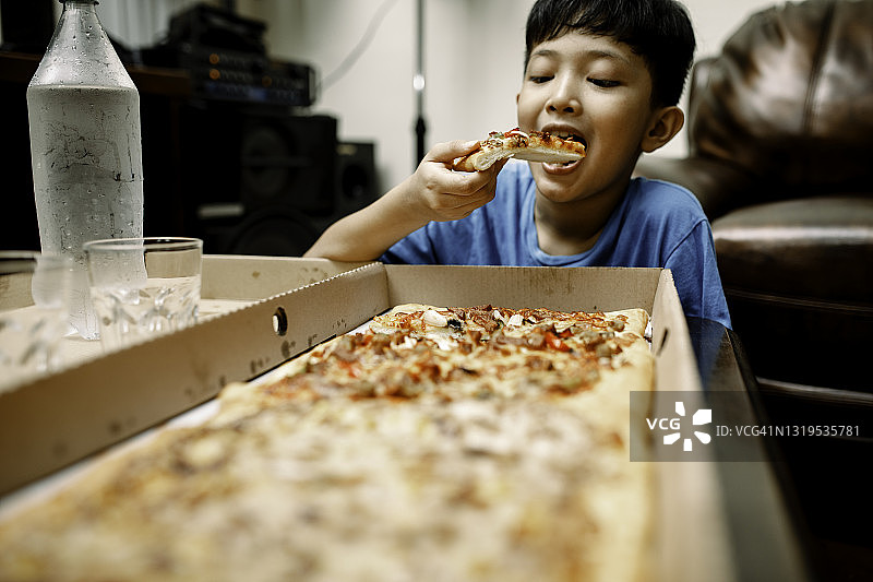 吃披萨的小孩图片素材