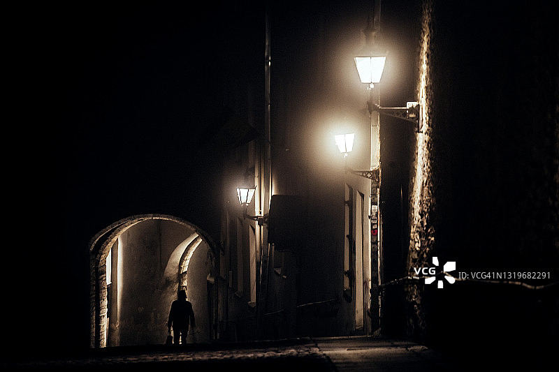 雾蒙蒙的夜晚——爱沙尼亚塔林图片素材