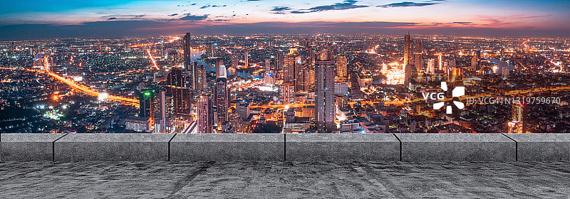 曼谷城市城市景观天际线黄昏场景与空的沥青地板在前面，文本复制空间。图片素材