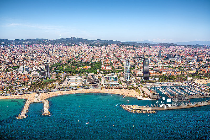 鸟瞰图的巴塞罗那海岸线与港口奥林匹克，波普尔诺，Mapfre塔，Agbar塔和la ciutadella公园图片素材