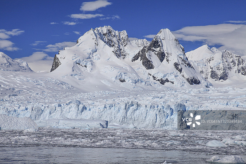 冰川和山脉映衬着多云的天空图片素材