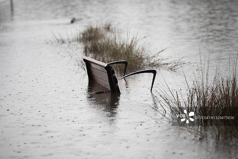 洪水中的公园长椅图片素材