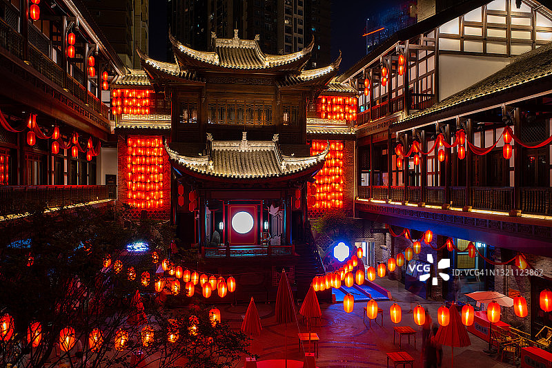 传统的中国庭院，舞台上挂着红灯笼图片素材
