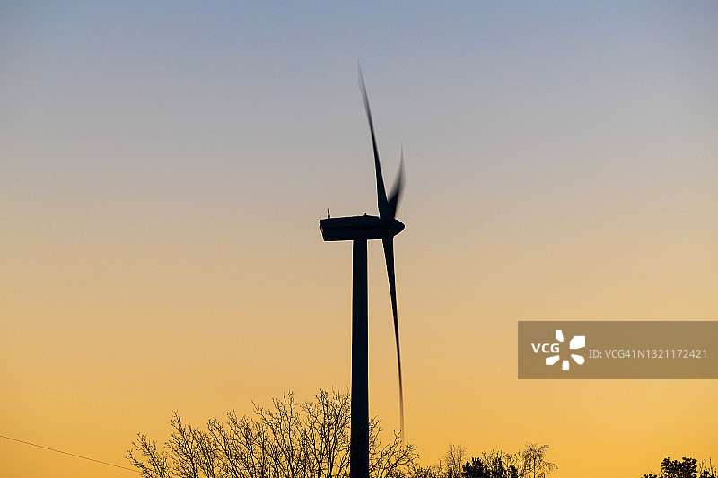 日落时的风力涡轮机图片素材