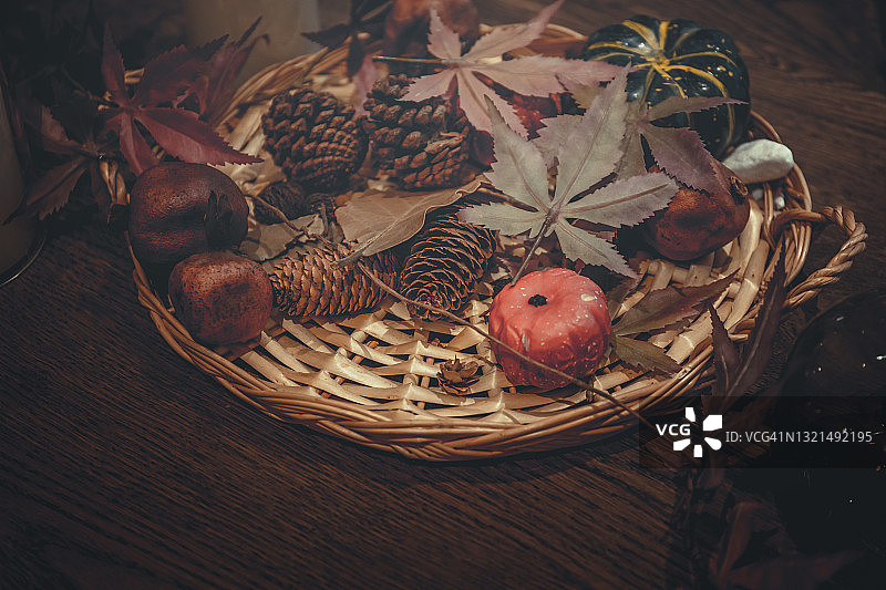 南瓜放在木桌上，秋季装饰图片素材