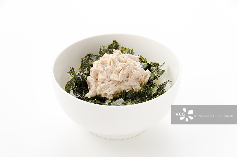 日本食物金枪鱼蛋黄酱，金枪鱼蛋黄酱配米饭和紫菜，放在白色背景的白色陶碗里。图片素材