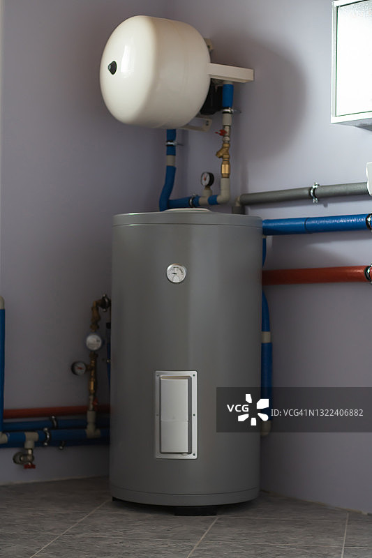 私人住宅锅炉房锅炉间接加热罐、膨胀罐、锅炉管道及仪表。垂直图片素材