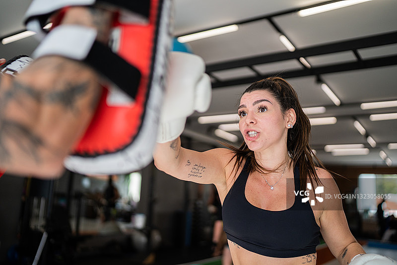 女人在拳击训练与健身教练图片素材