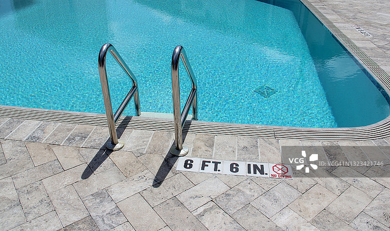 游泳池采用不锈钢扶手图片素材
