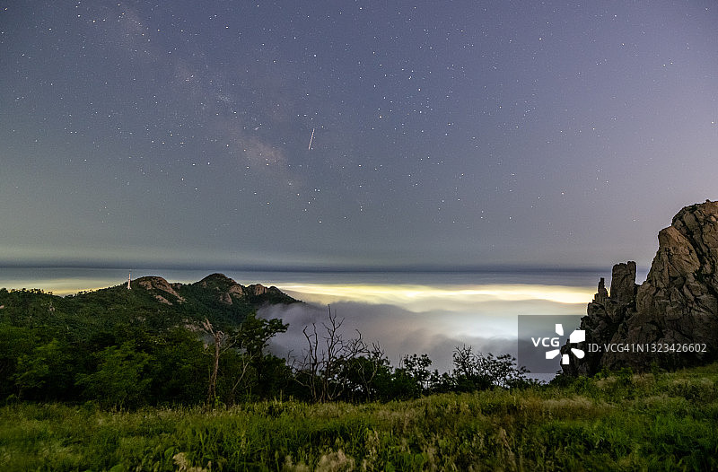银河和平流雾图片素材