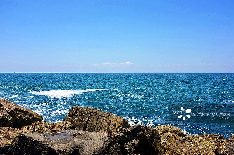 特拉维夫，防波堤和深蓝色的大海，地平线的景色图片素材