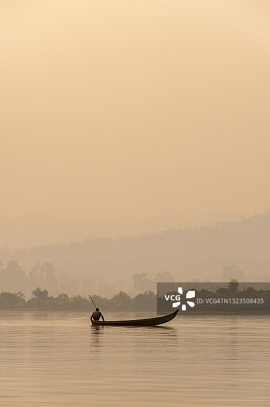 一名男子在缅甸北部印多吉湖拉网图片素材