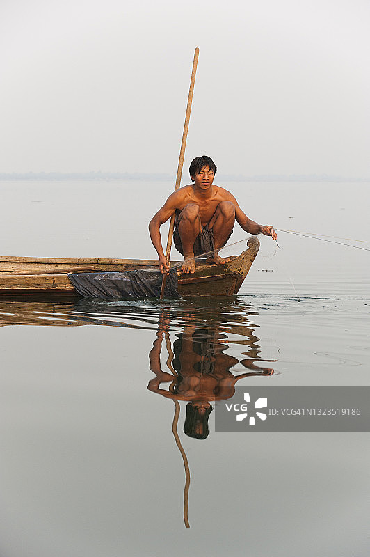 一名男子在缅甸北部印多吉湖拉网图片素材