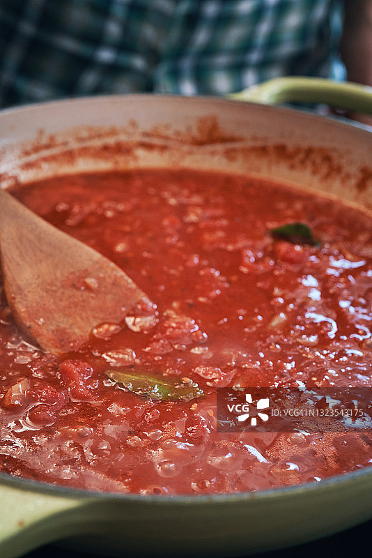 用平底锅准备番茄肉丸图片素材