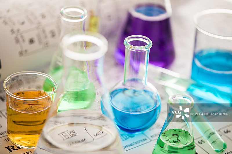元素周期表上有液体的实验室玻璃器皿图片素材