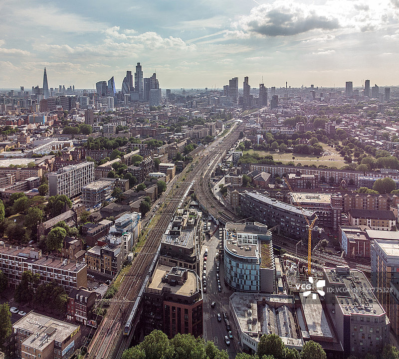 从贝斯纳尔格林公园俯瞰伦敦，向西俯瞰城市图片素材