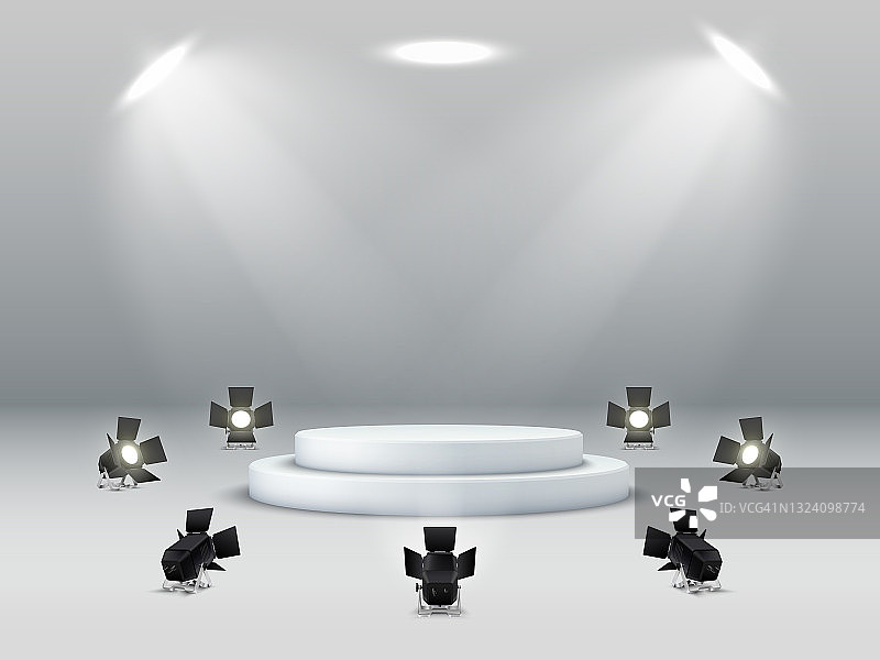 空旷的白色圆形讲台被聚光灯包围，聚光灯讲台在白色背景上。图片素材