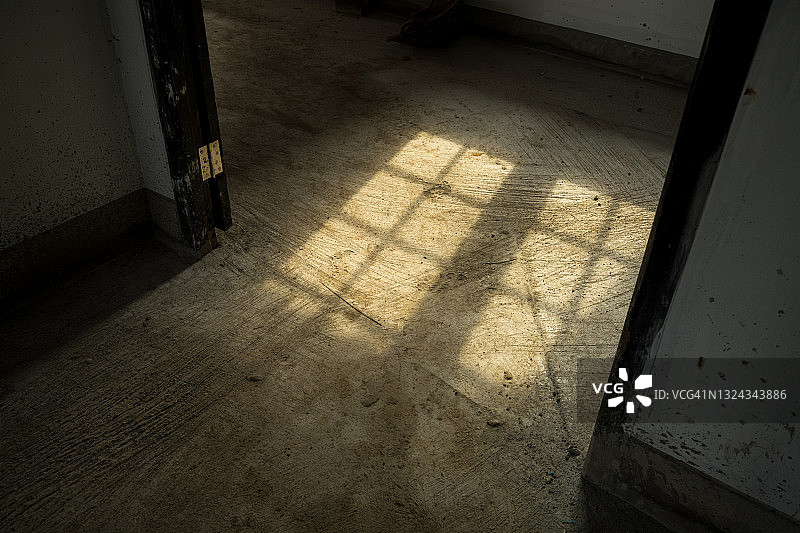 灯光的阴影透过老房子的窗户图片素材