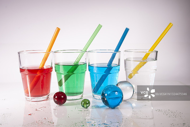 彩色多汁饮料在一个玻璃杯图片素材