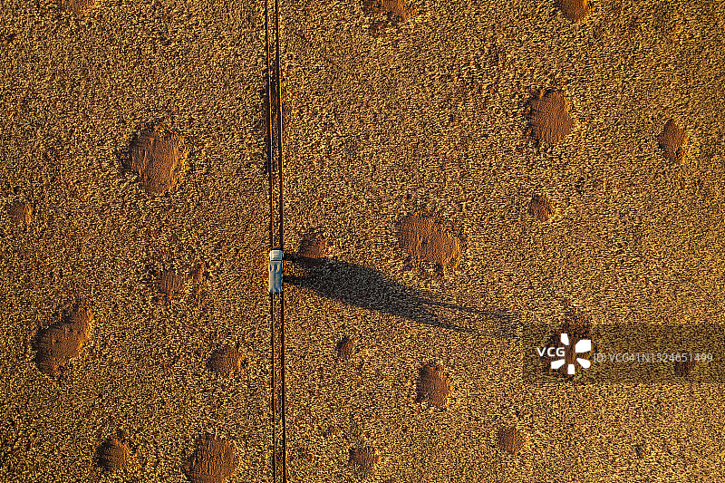 壮观的史诗鸟瞰图，一辆游览车通过草原著名的仙女圈在纳米布沙漠图片素材