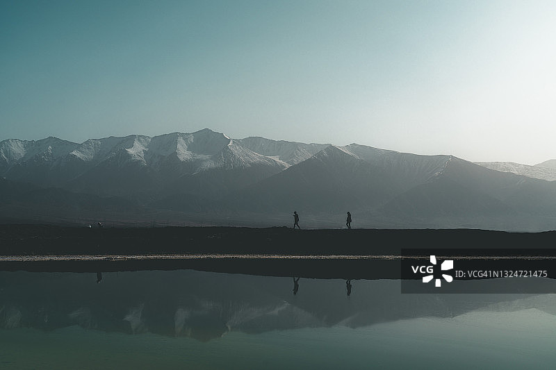 雪山映在天然湖泊中间图片素材