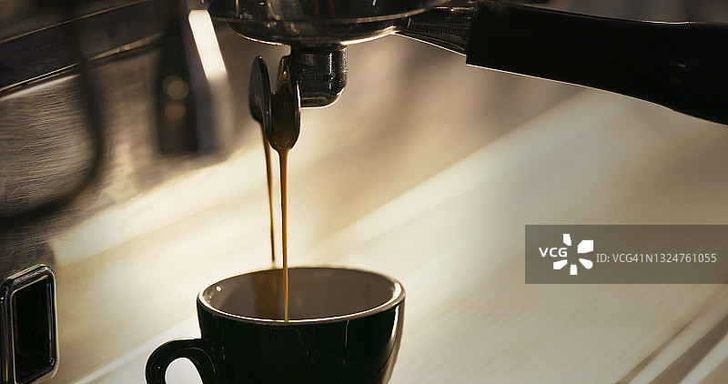 咖啡机里的一杯咖啡图片素材