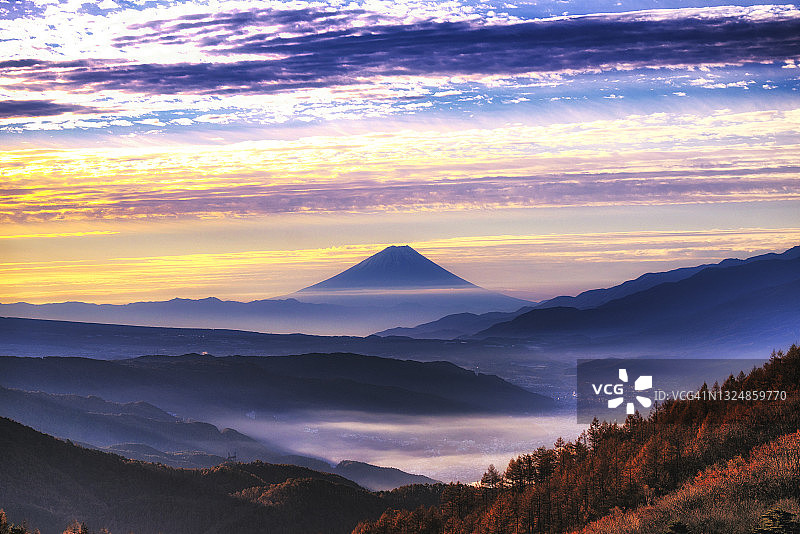 富士山与晨雾从takkabocchi高地秋季日出时间，日本长野图片素材