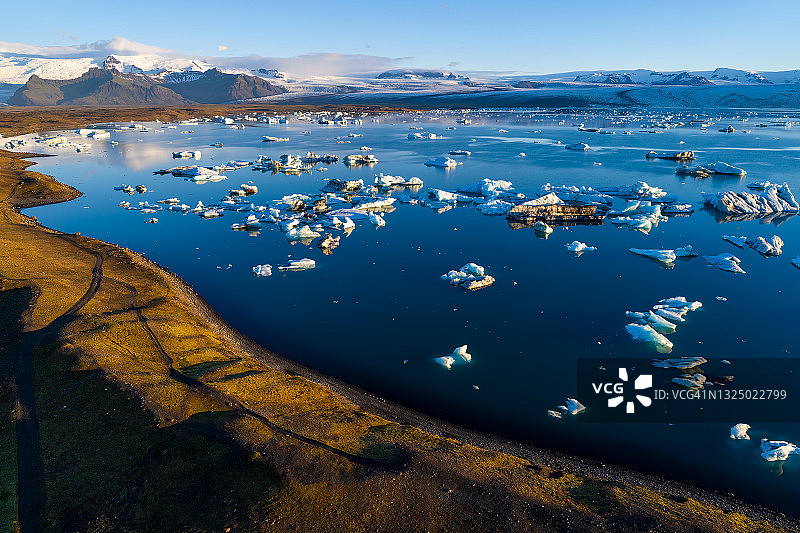 冰岛Jokulsarlon礁湖冰山的无人机视图图片素材