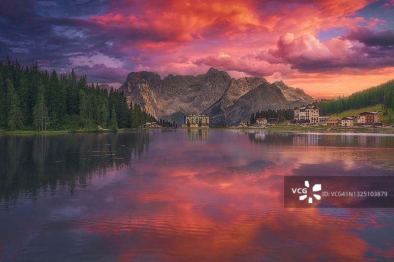 米苏里纳湖神奇的粉色倒影——Auronzo di Cadore(贝卢诺，意大利)图片素材