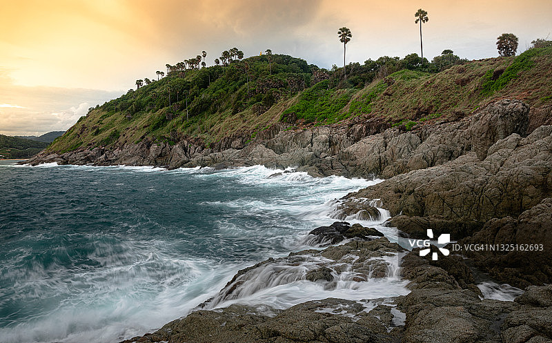 日落时分岩石海岸图片素材