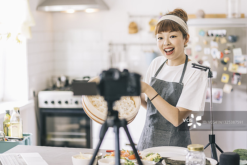 一名日本女子正在拍摄美食教程图片素材