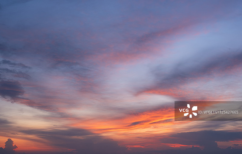 绚丽的黄昏天空和云在日落的背景图像图片素材