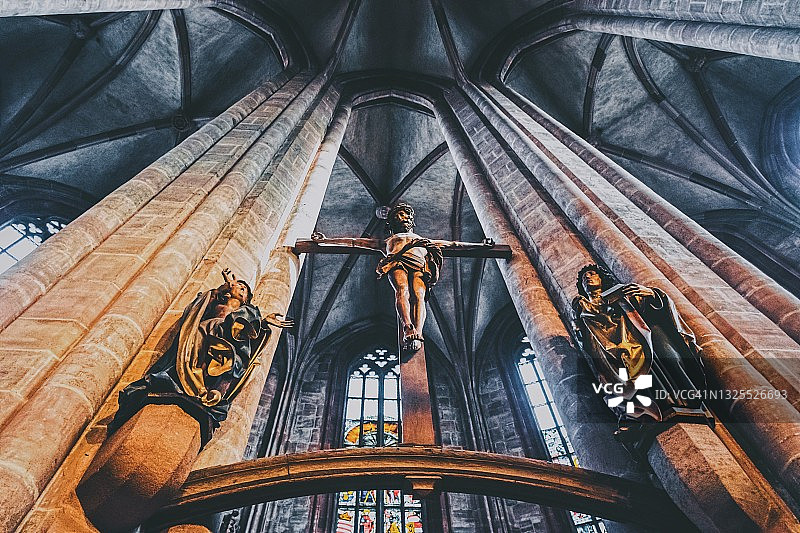 德国巴伐利亚纽伦堡圣劳伦斯教堂的十字架上的耶稣基督图片素材