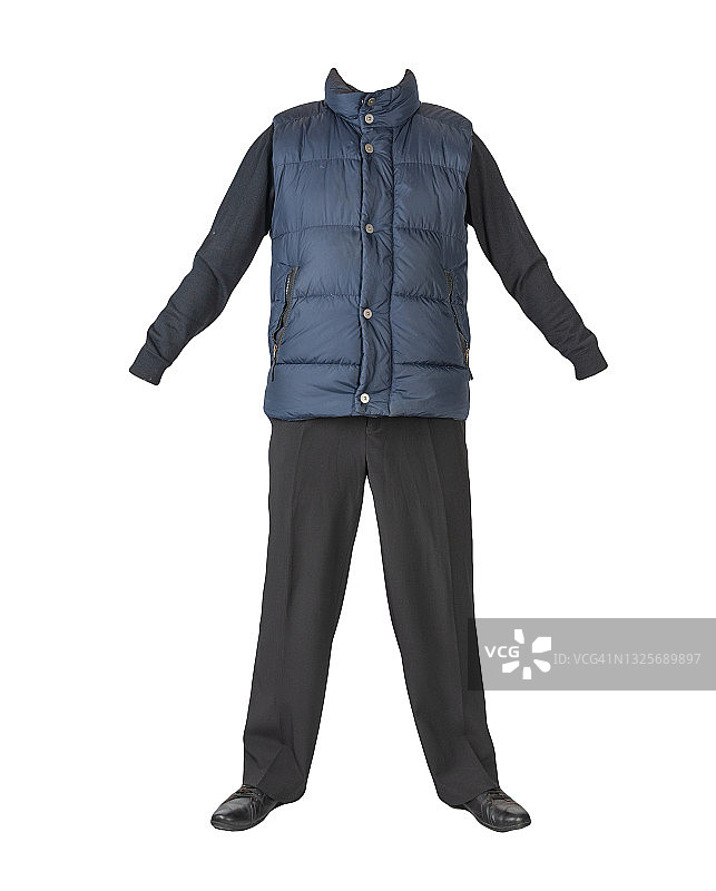 深蓝色无袖夹克，黑色裤子，毛衣和黑色皮鞋的白色背景图片素材