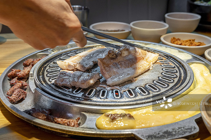 餐厅里的韩国烤肉图片素材