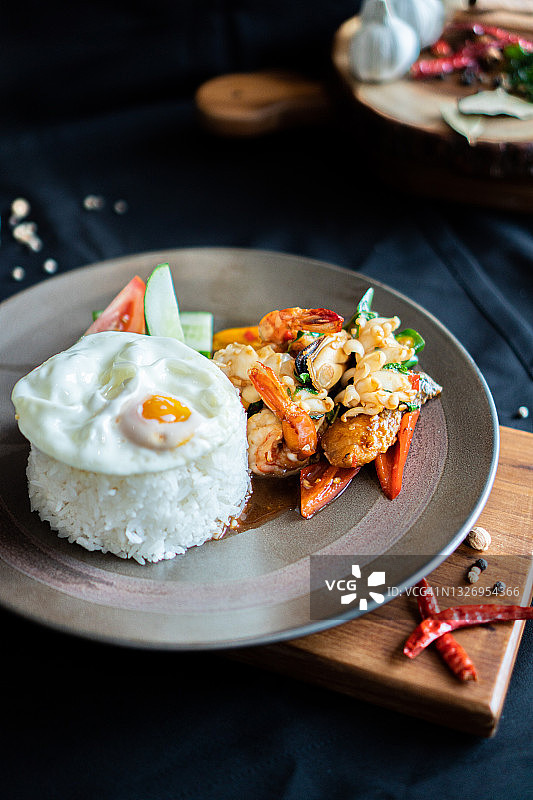 炒蛋海鲜，泰式罗勒海鲜-亚洲风味图片素材