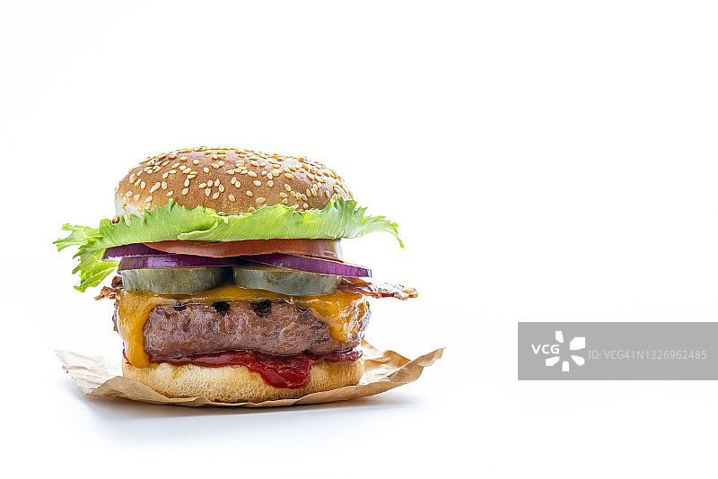芝士汉堡汉堡用切达奶酪和培根，沙拉，洋葱，泡菜和番茄孤立的白色图片素材