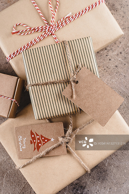 “零浪费”的圣诞节。用标签纸包装的礼品盒。俯视图，平放，复制空间。图片素材