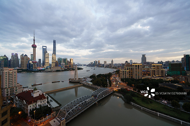 日落时分的上海陆家嘴全景图片素材