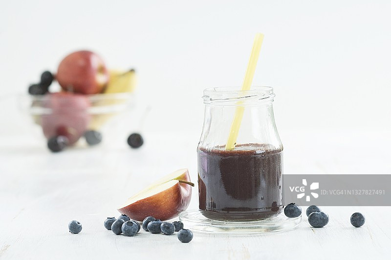 蓝莓冰沙，新鲜蓝莓和半个苹果图片素材