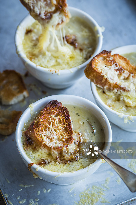 法式洋葱汤配乳酪面包丁图片素材