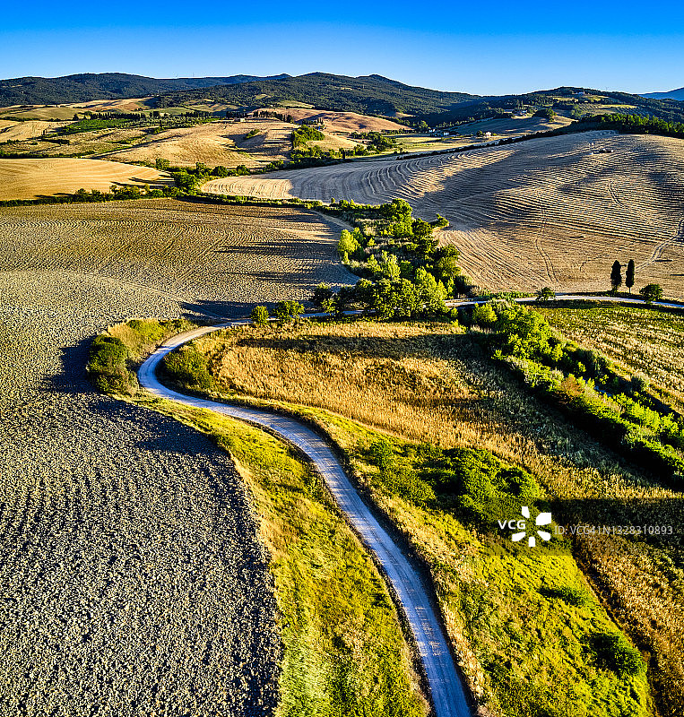 意大利托斯卡纳的沃尔泰拉夏季连绵起伏的风景图片素材