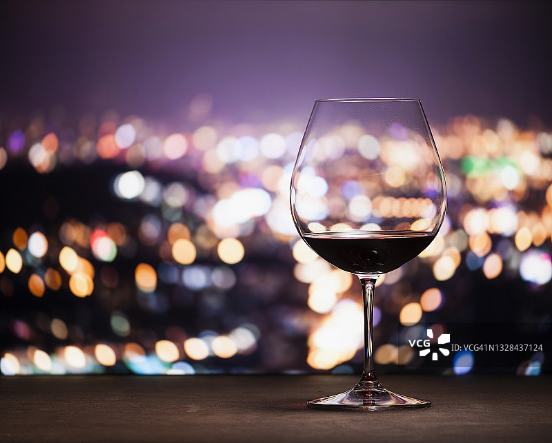 酒在城市的夜晚背景图片素材