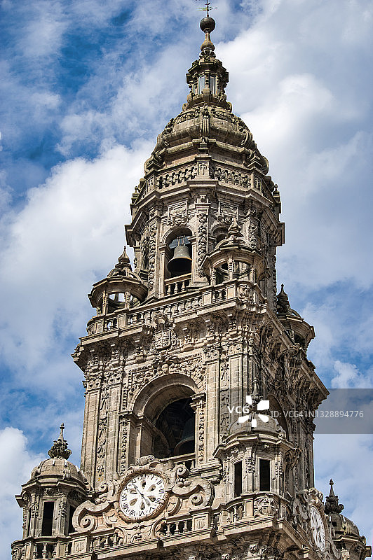 西班牙圣地亚哥德孔波斯特拉哥特式和巴洛克大教堂的钟塔和钟塔图片素材