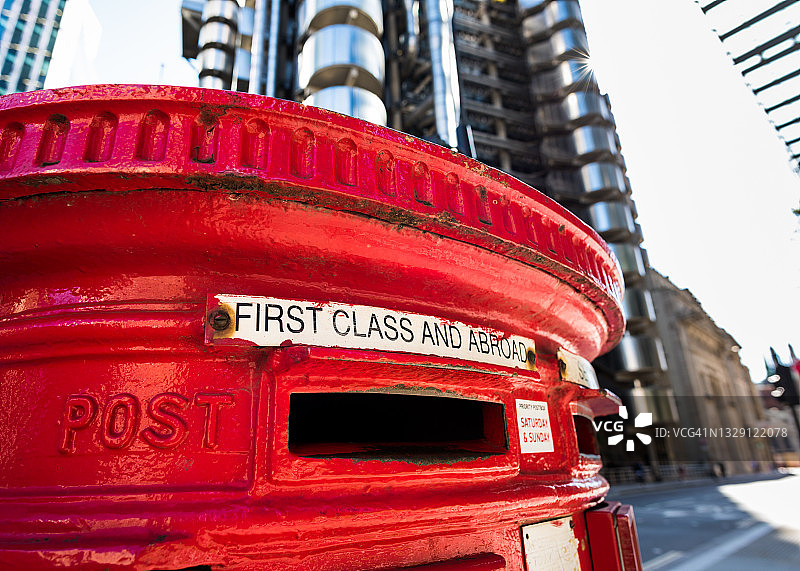 一个红色的英国邮政信箱在伦敦城市街道的特写图片素材