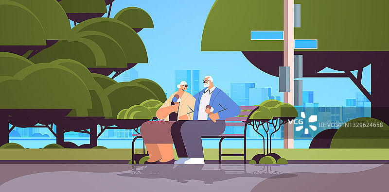 老两口坐在长椅上吃着冰淇淋，快乐的爷爷奶奶一起在公园里度过时光图片素材