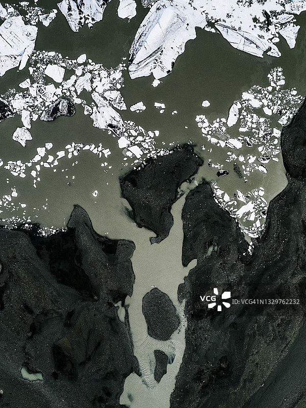 鸟瞰图显示冰岛一个冰川湖中的冰山正在融化图片素材
