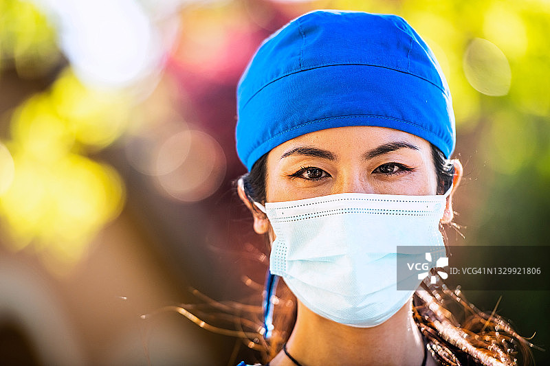 微笑的亚洲医护人员戴着防护口罩图片素材