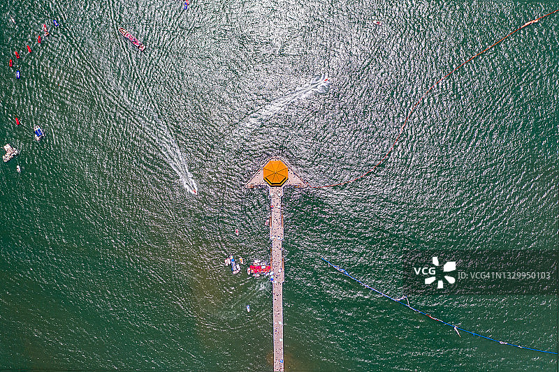 无人机视角。青岛栈桥码头的白天景观图片素材